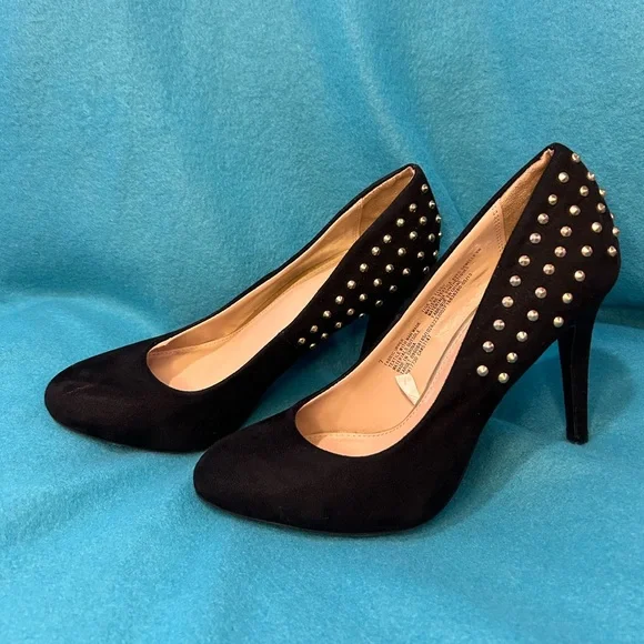 Black heels with gold studs - Picture 1 of 7